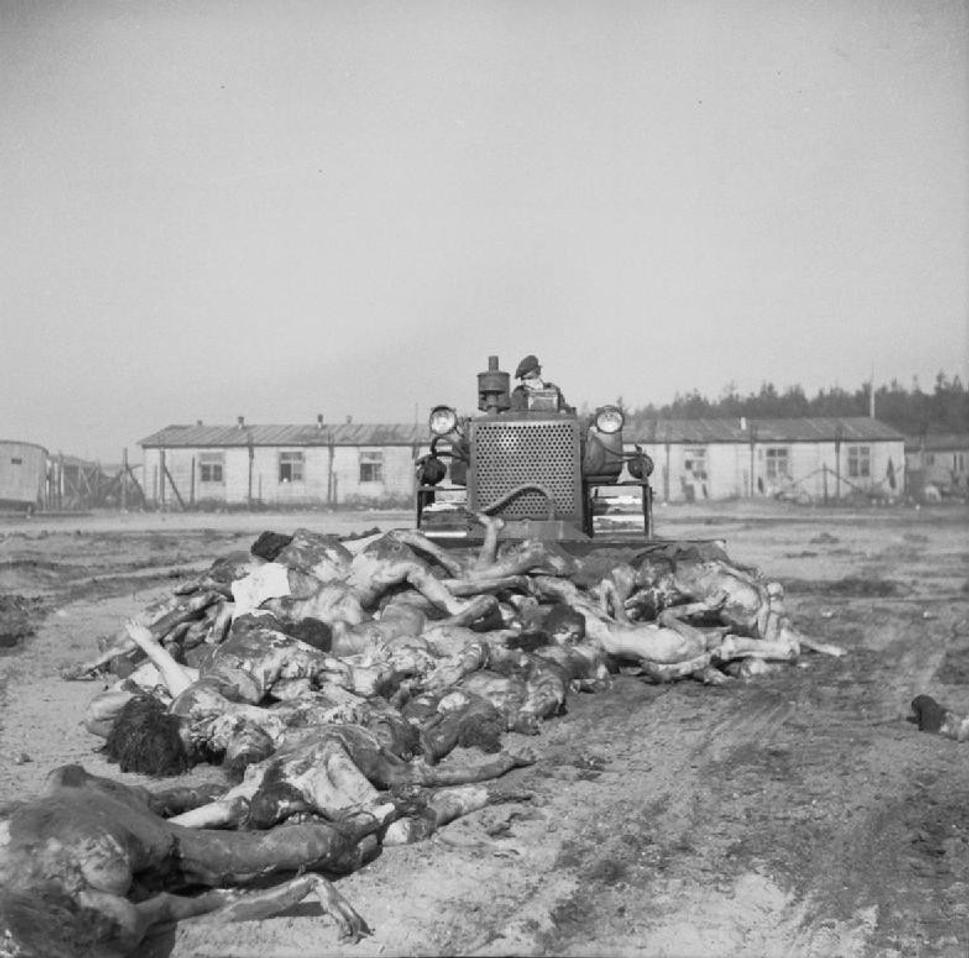 Britský armádny buldozér zhŕňa mŕtve telá do masového hrobu, 19. apríla 1945. Zdroj: Imperial War Museums