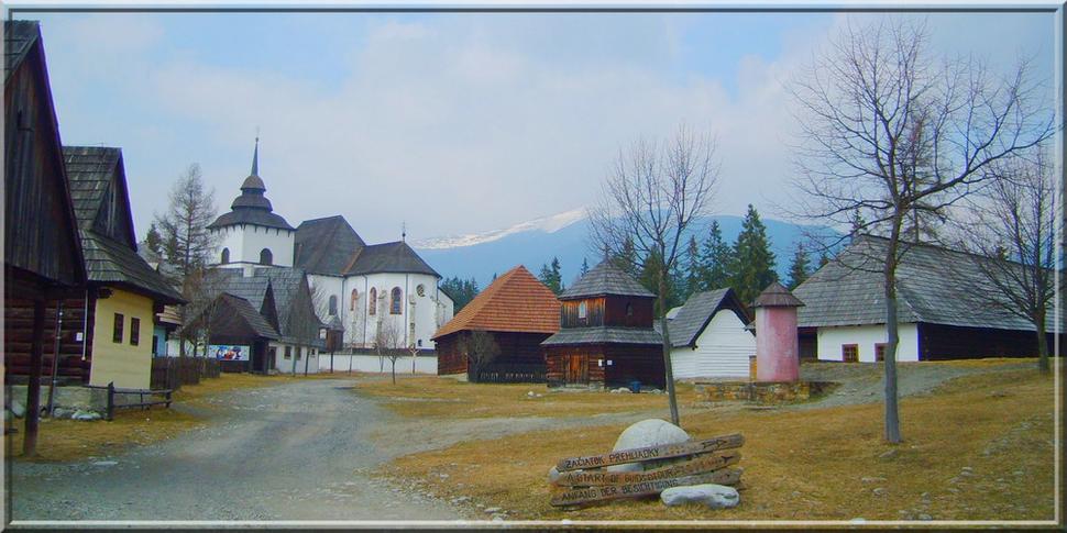 Dva pohľady na typický stred väčšej liptovskej dediny, rínok
