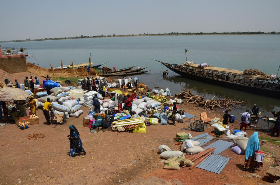 Ruch na brehoch rieky Niger