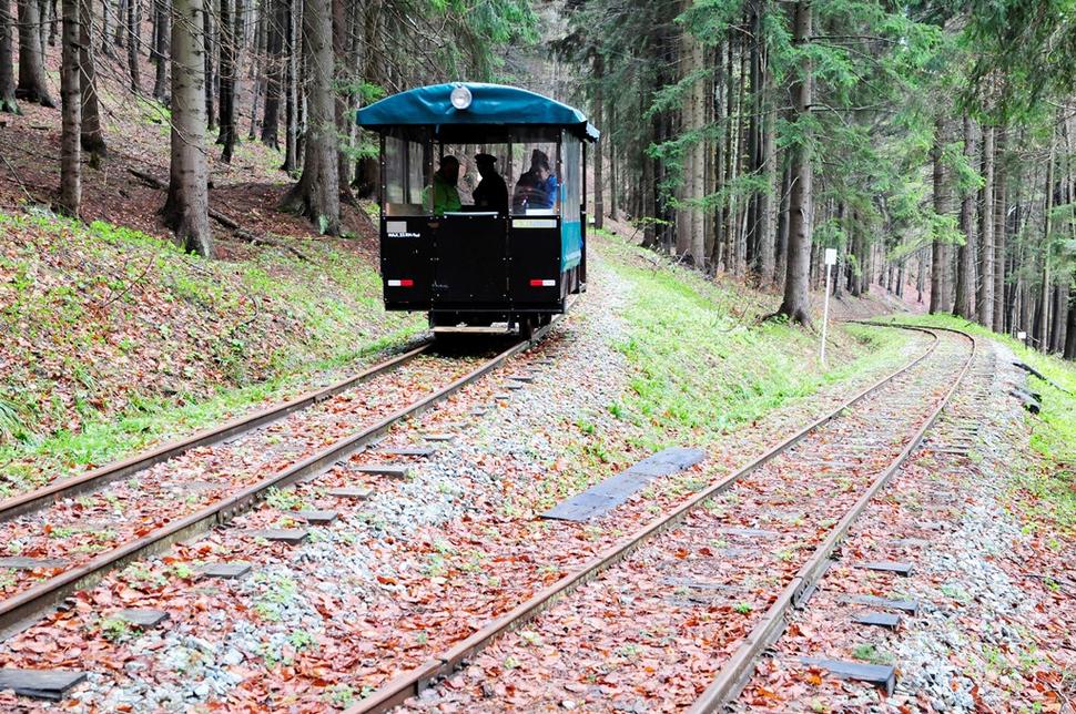 Obnova trate Historickej lesnej úvraťovej železnice vo Vychylovke prepojila regióny Kysuce a Orava.