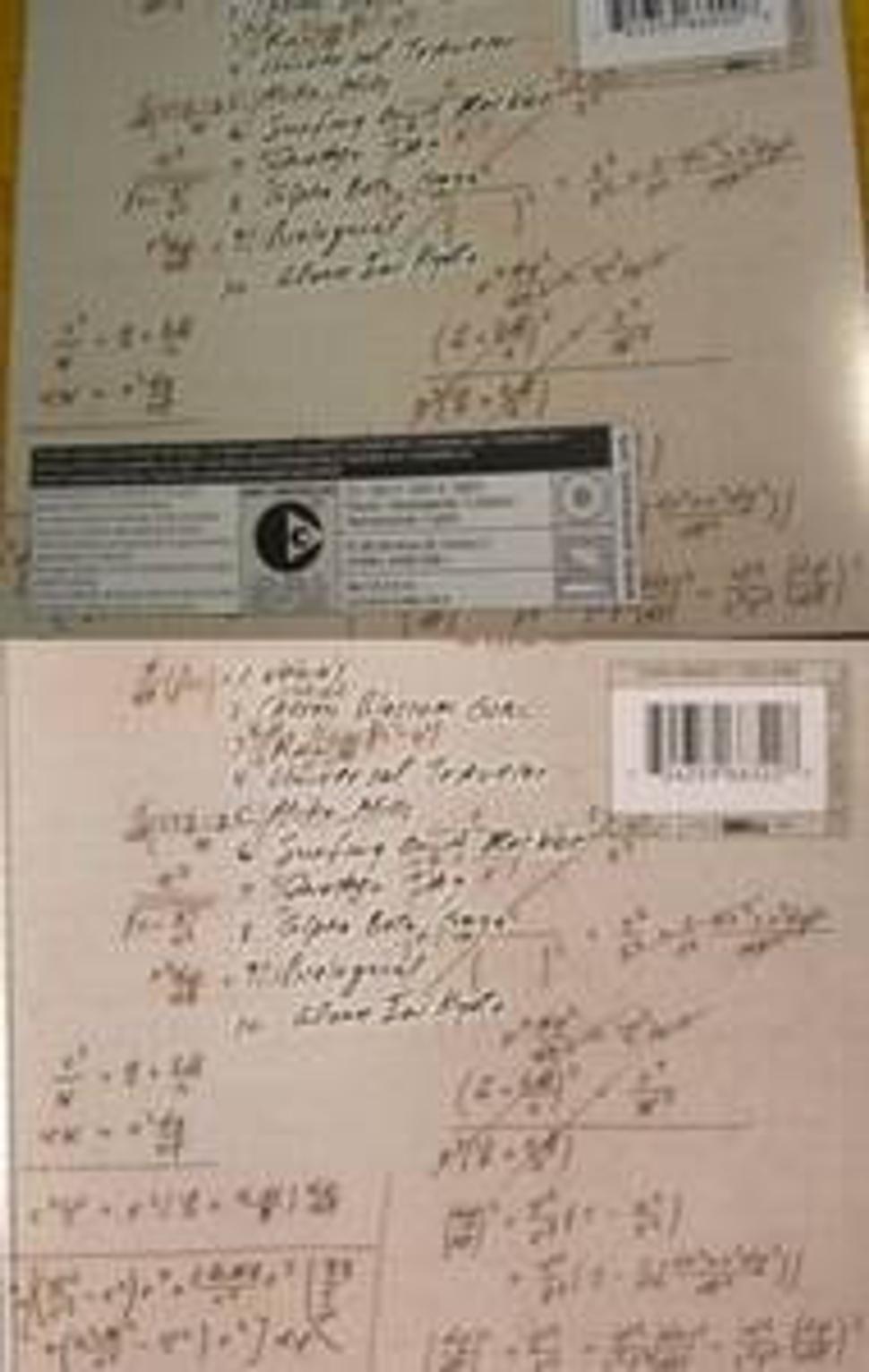 Hore obal môjho CD s ochranou, dole obal toho istého CD dostupného v USA.