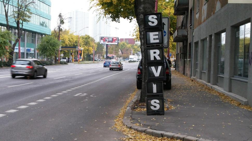 Roky umiestnená televízorová reklama, ktorá propaguje miestny servis elektrotechniky - 400 metrov od nami riešenej križovatky.