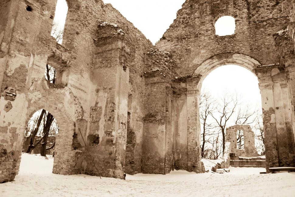 Zimou zahalená loď kostola a presbytérium.