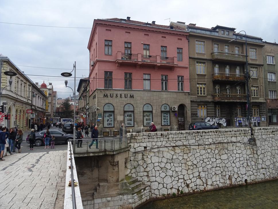 Miesto začatia prehliadky a atentátu z roku 1914