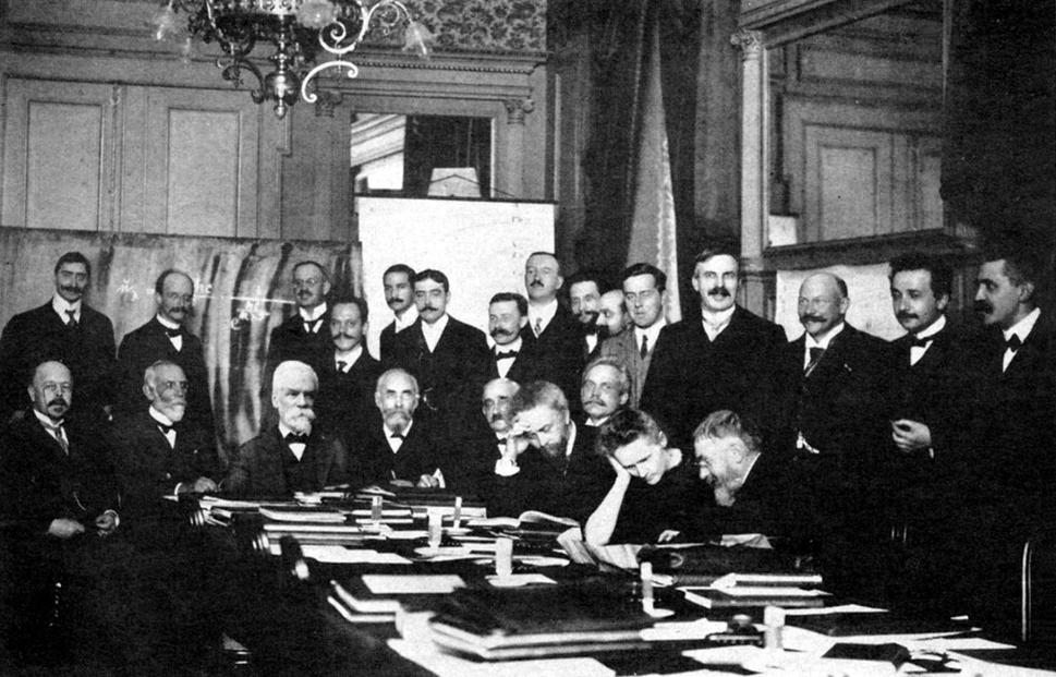 Solyova konferencia 1911. Ten fesak napravo je Einstein, dole pod nim zadumana Maria Curie. Poznate aj ostatnych?