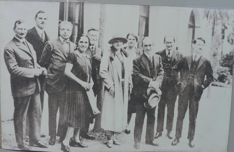 Na fotografii ČSR delegácia, zľava zadný rad: p.Butter, p.Babka, p.Heindrich, p.Krčmář, sl.Hynčíková, p.Nečasek, predný rad : sl.Favre, pani Benešová, Dr.Beneš