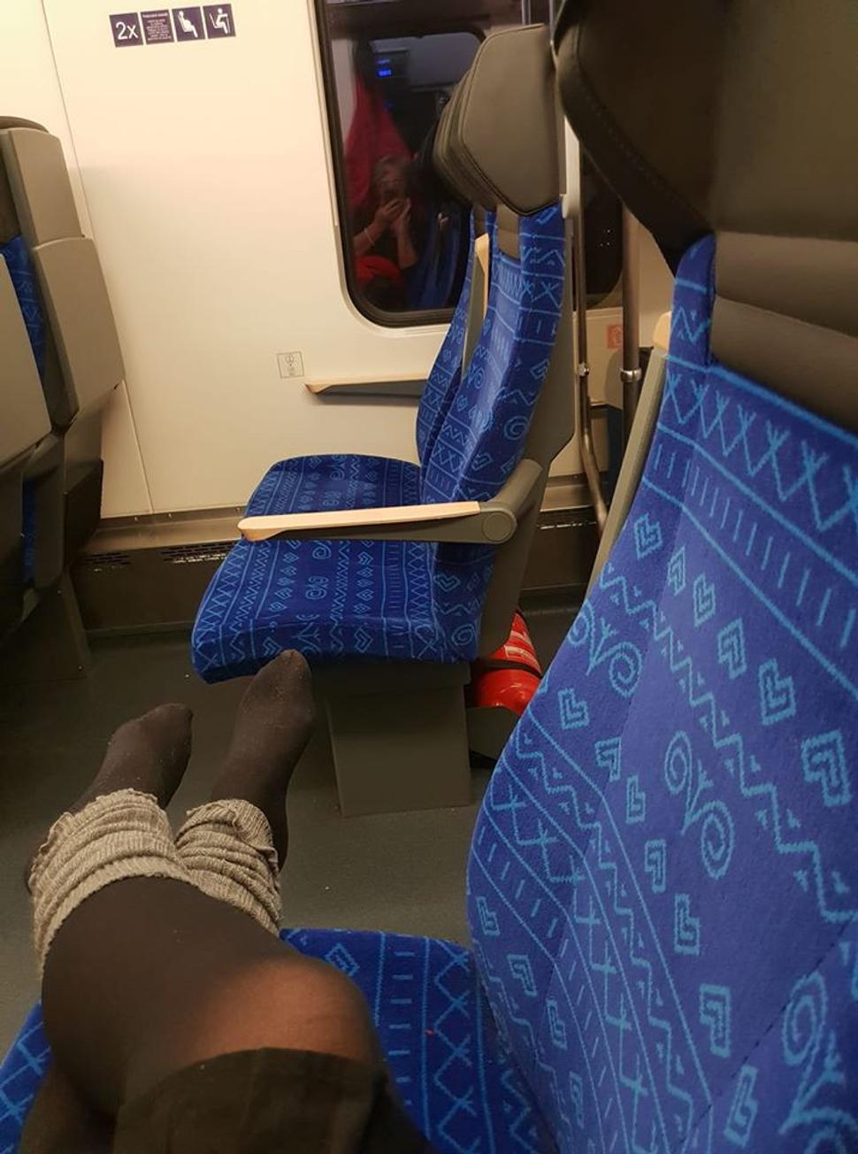S vyloženými nohami a úsmevom na tvári...