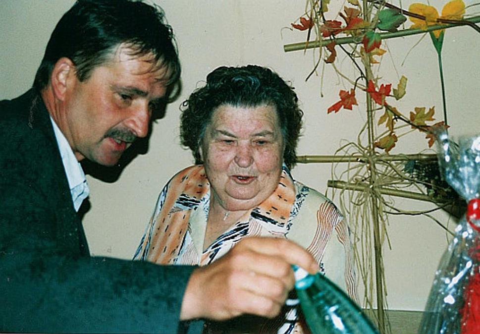 Na oslavách 80 - tin jeho mamy a moje starej mamy.