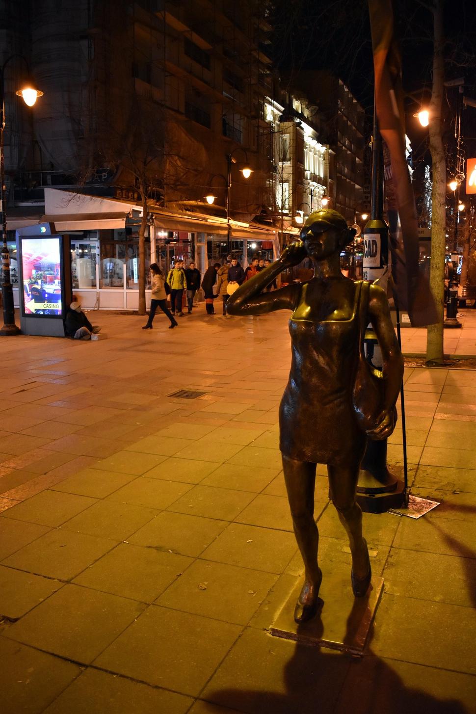 tento blog má akútny nedostatok sôch, tak tu máte jednu venovanú náhodnej nakupujúcej žene