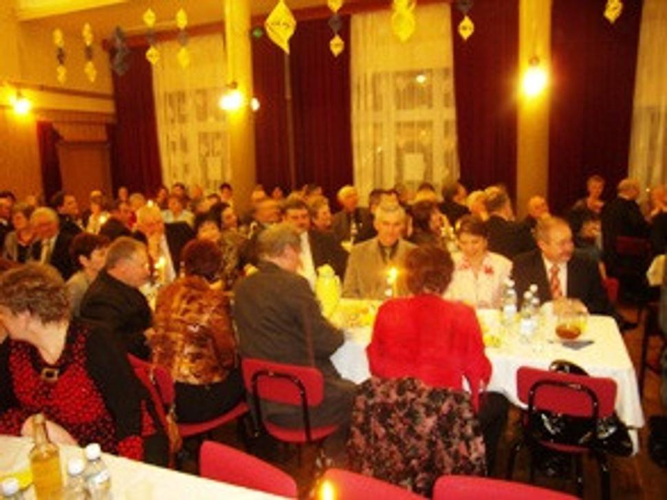 Pohľad do hľadiska v popredí zástupcovia Mesta Giraltovce.
