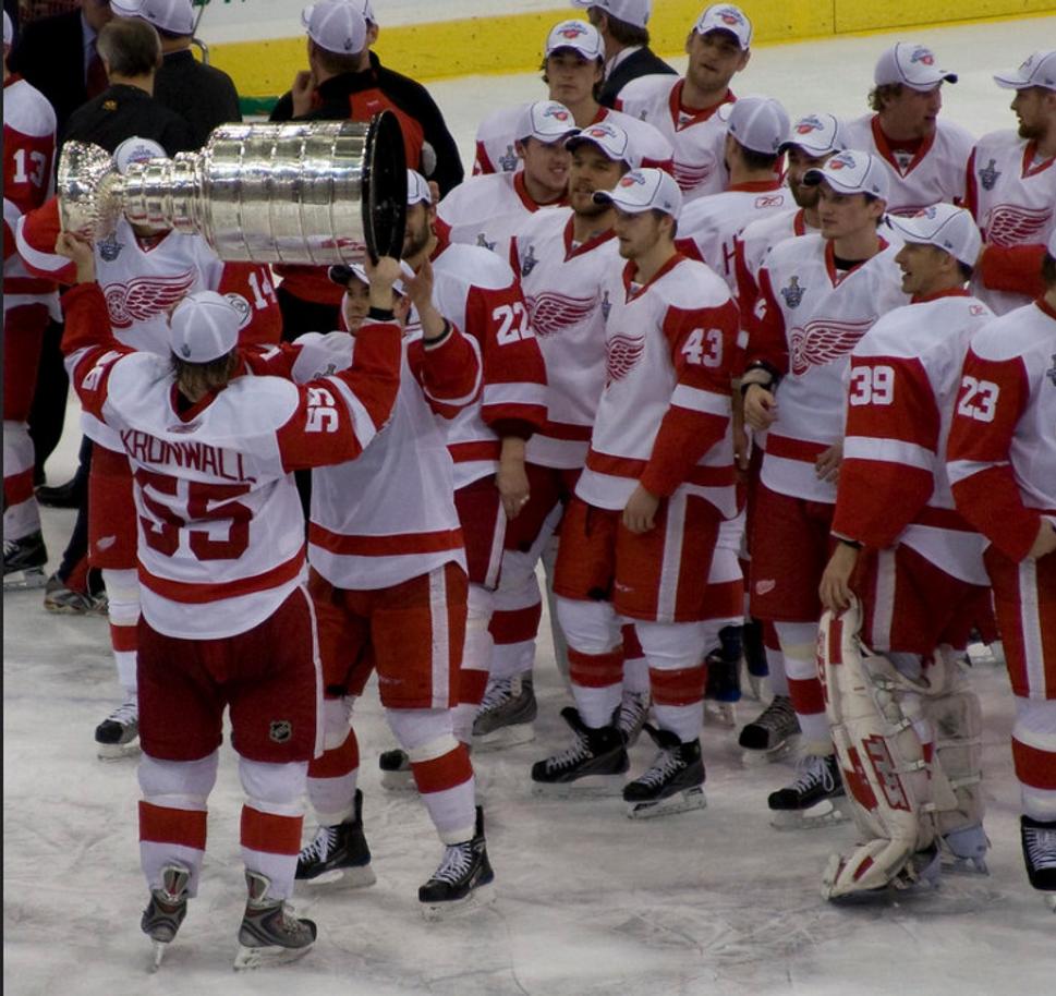 hráči Detroitu oslavujú výhru Stanley Cupu