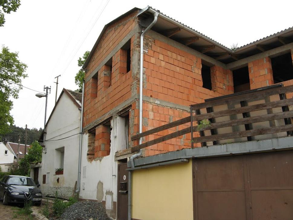 Masívní monstrum vzniklé nezákonně i přes náš odpor a nesouhlas.