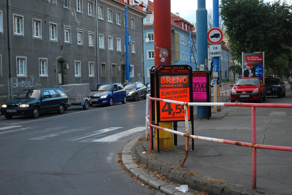 Dve reklamné veže.