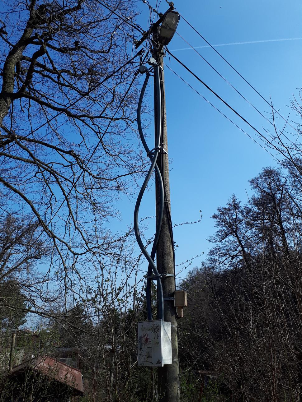 A ešte, ak dovolíte, kábel za správami. Na Peknej ceste (ktorá, mimochodom, nikomu nepatrí). Niekto sa proste vyhral.
