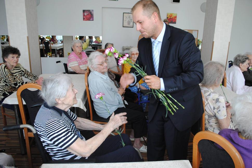 Martin Jakubec pravidelne navštevuje zariadenia pre seniorov v BSK aj na celom Slovensku.