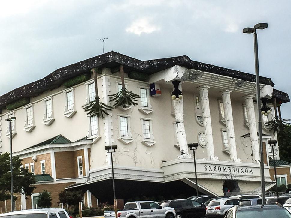 Gatlinburg, August 7, 2016: Wonderworks budova postavena hore nohami v Pigeon Forge, Tennessee in Augut 7, 2016