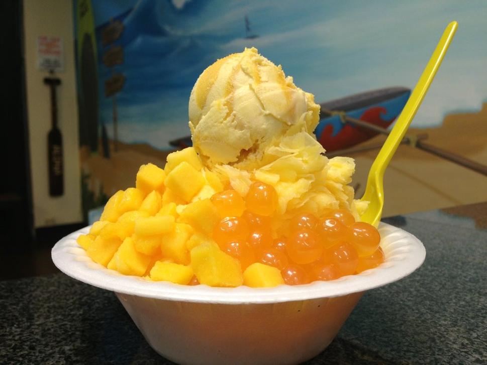 A ako dezert ma najviac zaujal Mango ice snow cream, ktorý síce nevyzerá dvakrát lákavo, ale o to lepšie chutí. A áno, tie guličky na vrchu sú mango želé guličky.