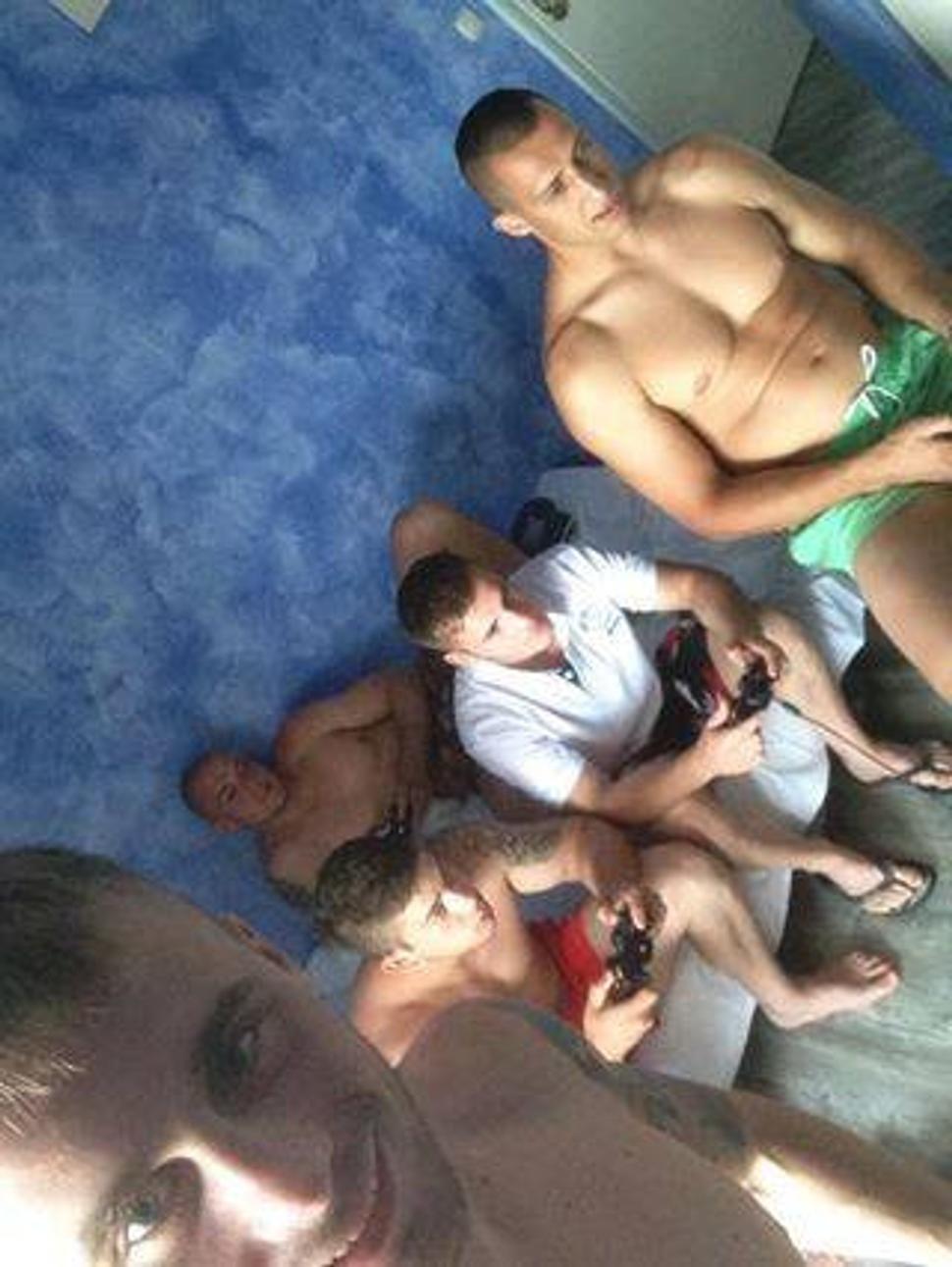 Croatia :) Michal Zátorský, Robo Rácz, Ja, Zsolt Osadaň, Štefan Slíž. Takto sa hrala fifa :)