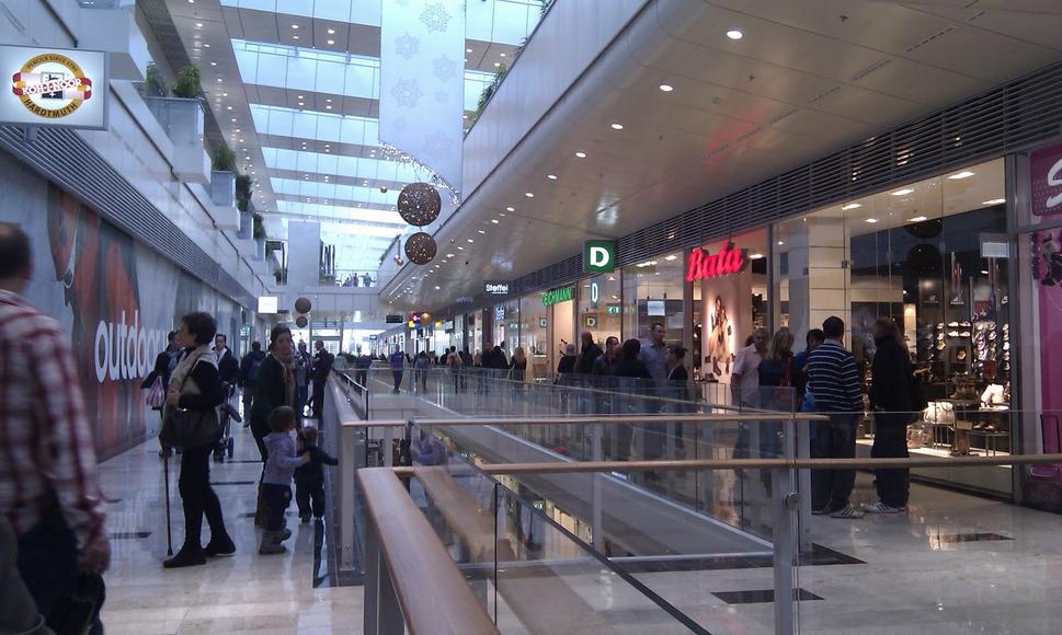 Jasná a prehľadná nákupná galéria - typická pre Aupark