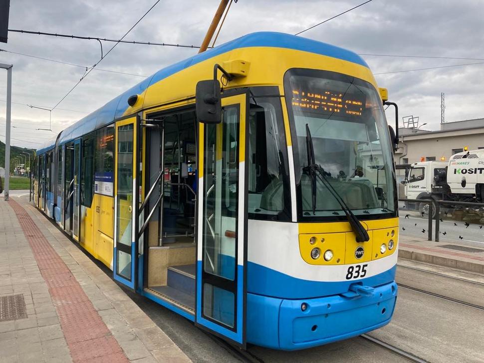 Košická široko rozchodná električka. V košických farbách, samozrejme (rovnaké električky, dokonca aj farebne jazdia vo švédskom Goteborgu)