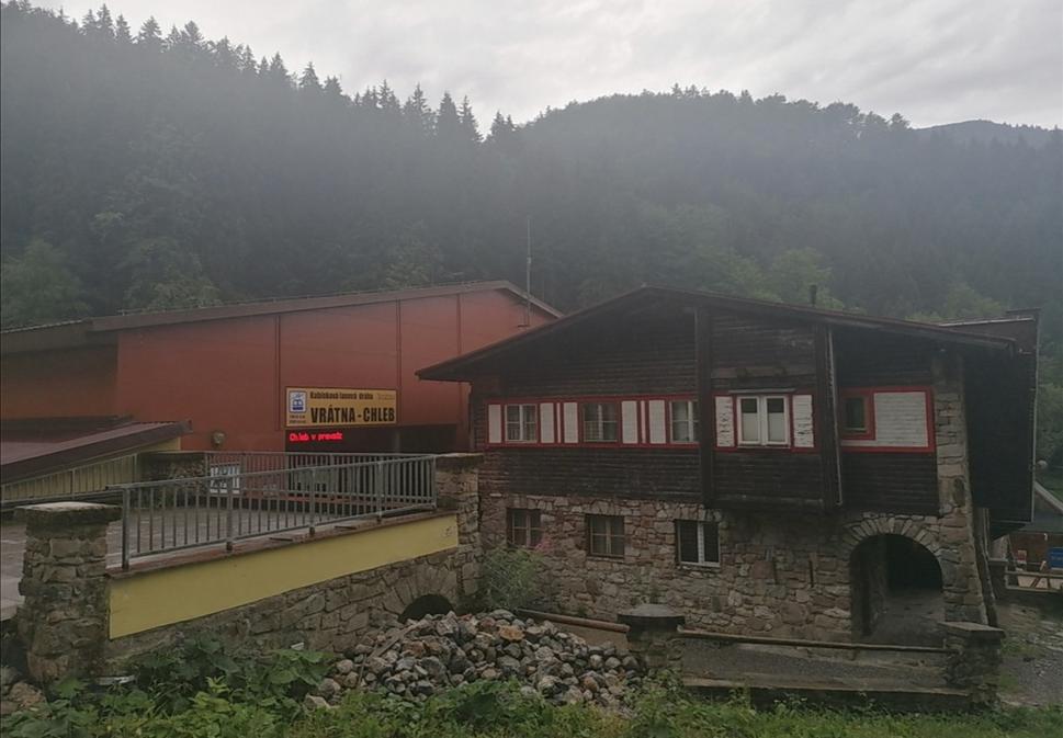 stanica lanovky je v tesnom susedstve chaty