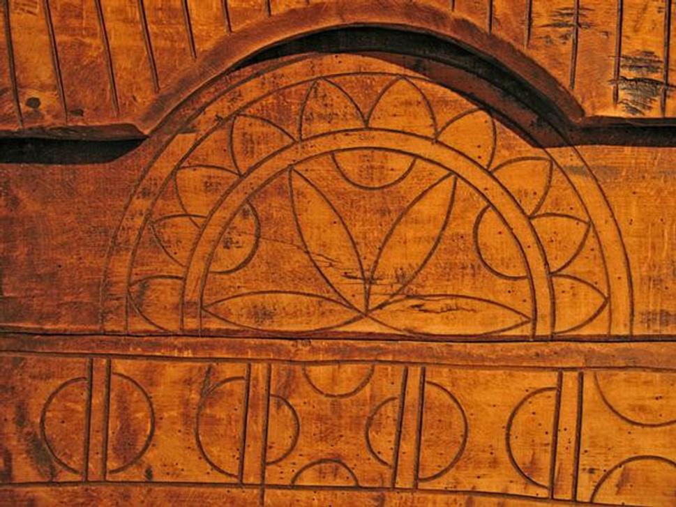Detail zdobenia na bočnej strane truhlice