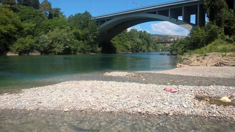 síce hlavné mesto Čiernej Hory, ale farba riečky Morača rovnaká ako v pohoriach