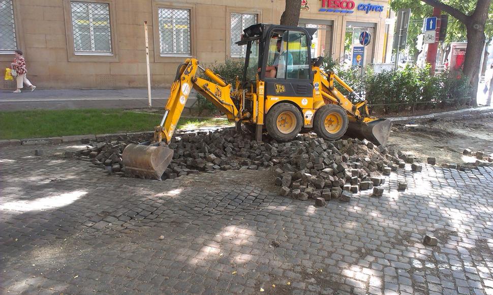 Bagrom rozoberajú kamennú dlažbu na Májkovej