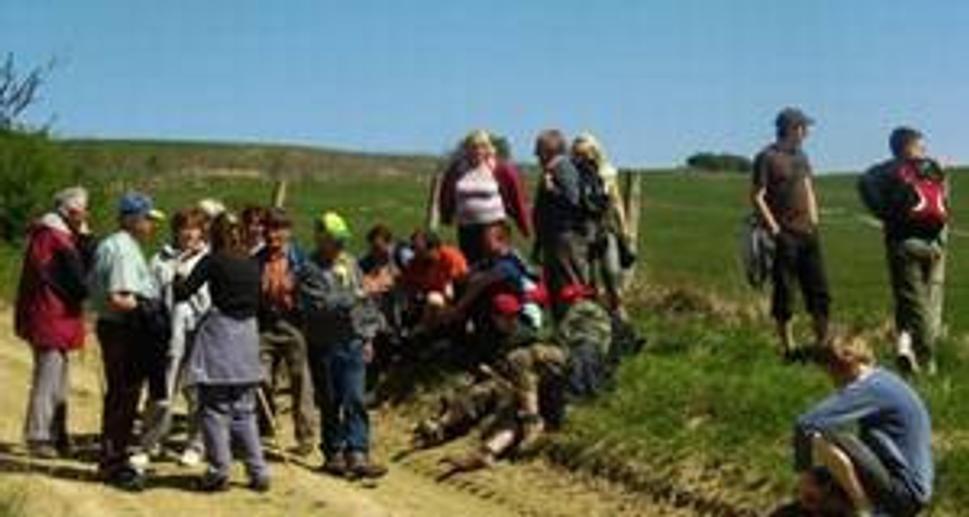 Účastníci prvomájového pochodu okolo tudničiek v Brezove, okres Bardejov.