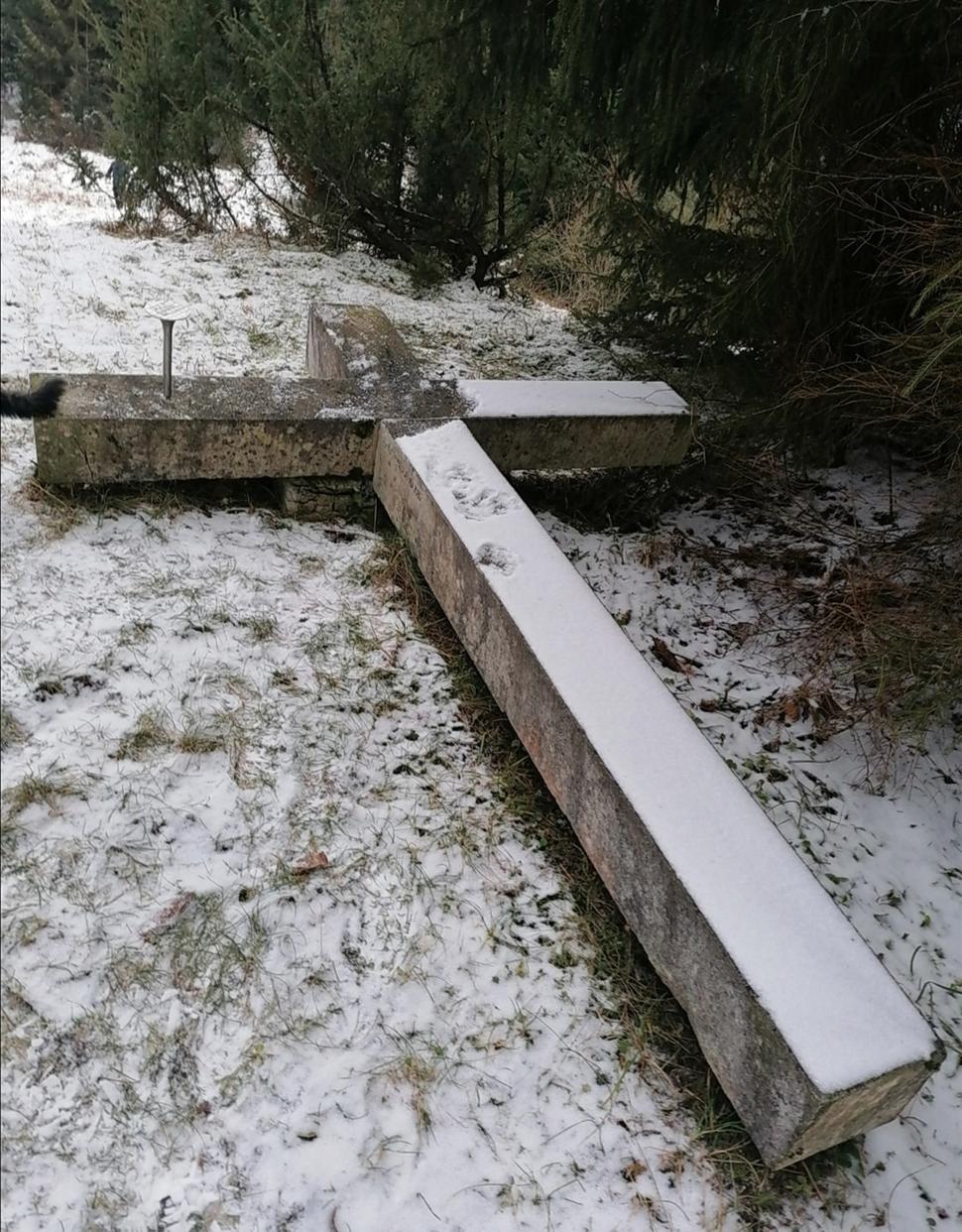 Ježiša pribíjajú na kríž