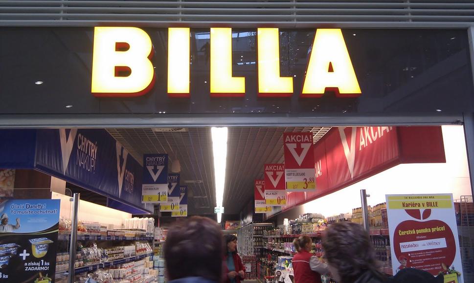 Billa v Košiciach skúša nový, menej atraktívny vchod. Žiadna zelenina a pečivo, ale konzervy či toaletný papier. Obchodnú logiku to má: po vstupe do predajne ihneď vidíte akciový tovar. Vľavo Clever produkty, v pravo sezónne akcie