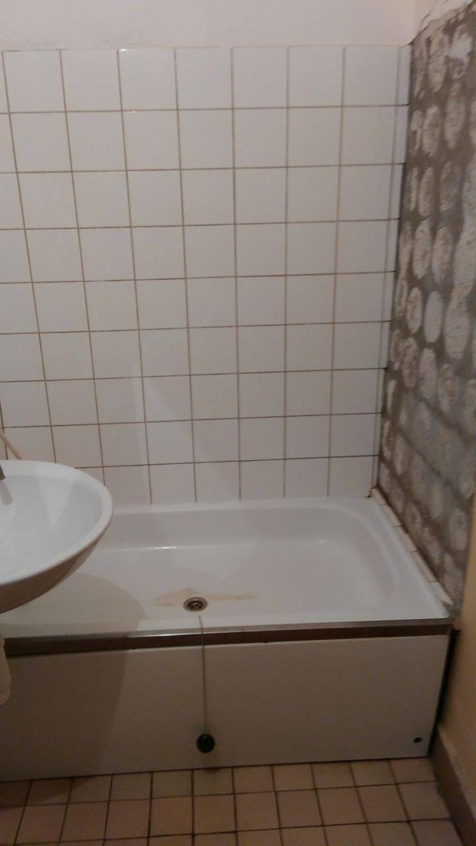 Absolútne nevyhovujúci stav kúpeľne. Kde dokonca už chýbajú aj kachličky