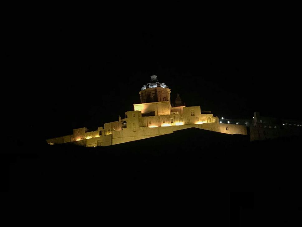 Nočný pohľad na mesto Mdina a St. Paul Cathedral 