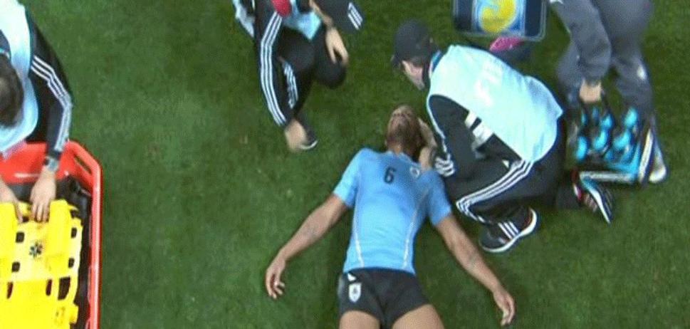 V dôsledku náročného programu počas sezóny sú hráči náchylní na zranienia a kolaps. Alvaro Pereira, Uruguay.