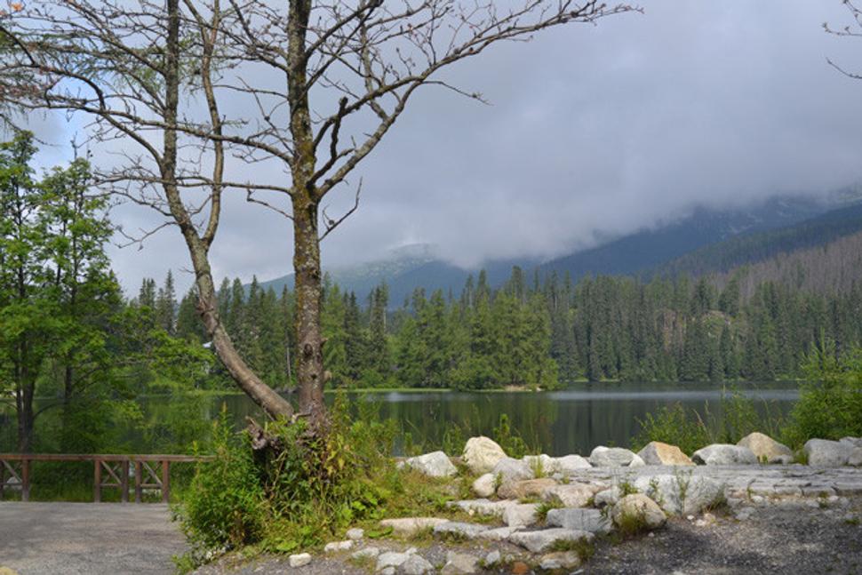 Štrbské pleso pri vstupe od kúpeľných domov