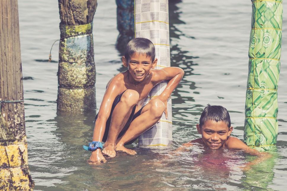 Sim Sim water village - miestne deti sa kúpu priamo pod domami