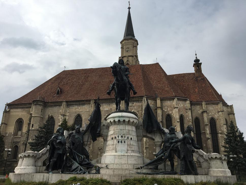 Gotická katedrála v centre mesta Kluž. Stojí pred ňou socha najznámejšieho klužského rodáka kráľa Mateja Korvína.