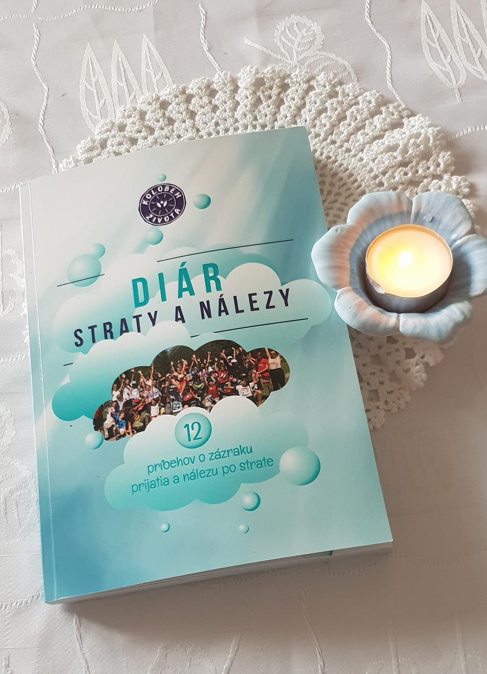 Diár Straty a nálezy s dvanástimi príbehmi o zázraku prijatia a náleze po strate blízkej osoby.