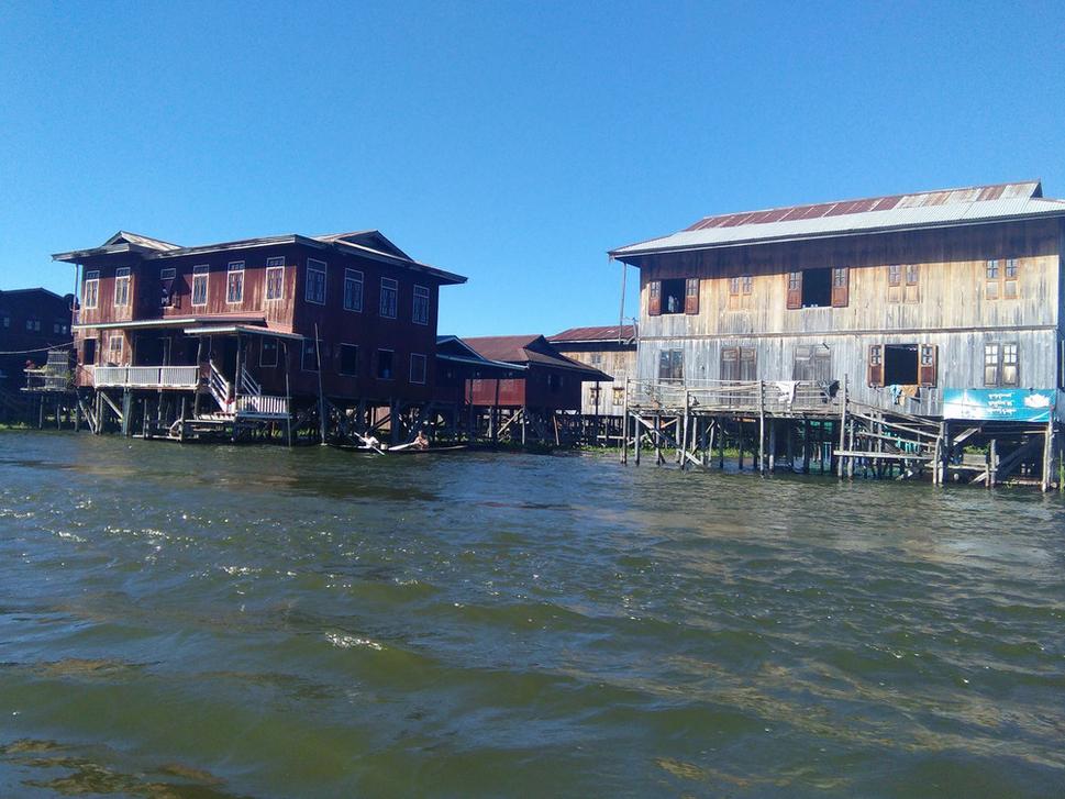 Miestne obydlia na jazere Inle