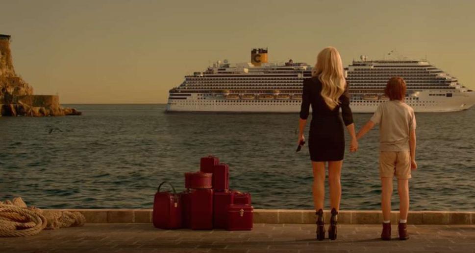 Shakira aj iné celebrity prepožičali svoju tvár na reklamu o bezstarostnom plachtení .