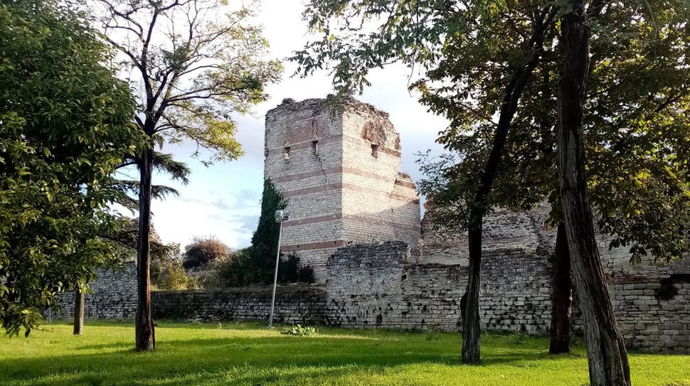 Historická štvrť Fatih. Za byzantskými hradbami sa nachádza aj kancelária a komuniktné centrum organizácie, v ktorej pracujem.