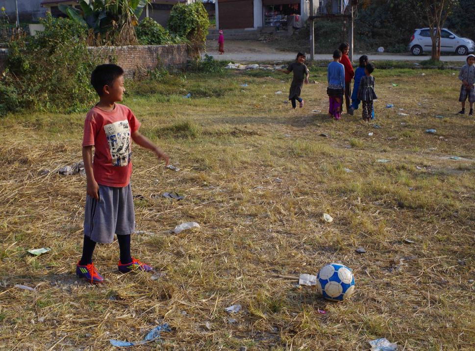 Chlapci samozrejme hrali futbal.