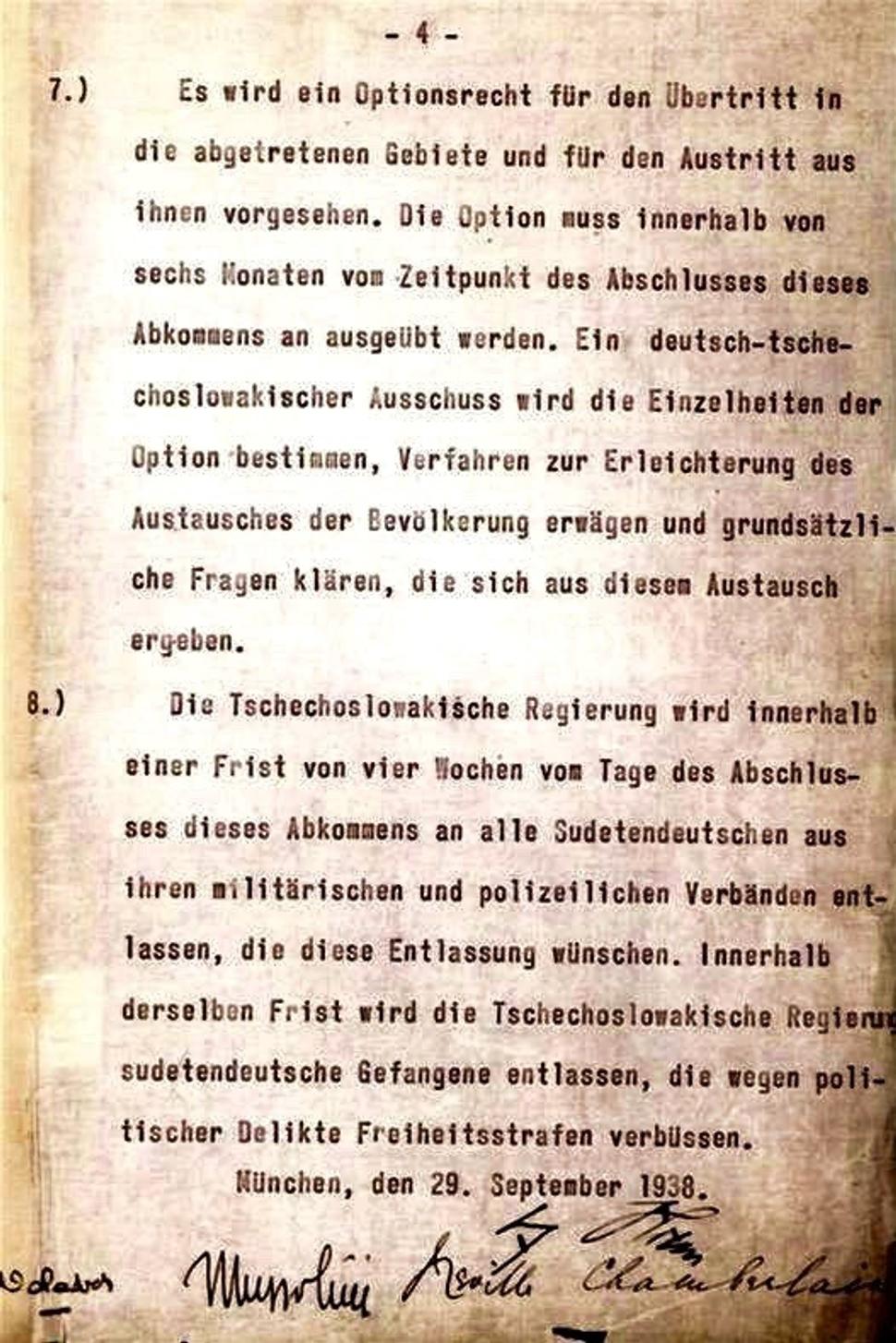 • Štvrtá strana Mníchovskej zmluvy s podpismi A. Hitlera (hore) a B. Mussoliniho, É. Daladiera a A. N. Chamberlaina. •