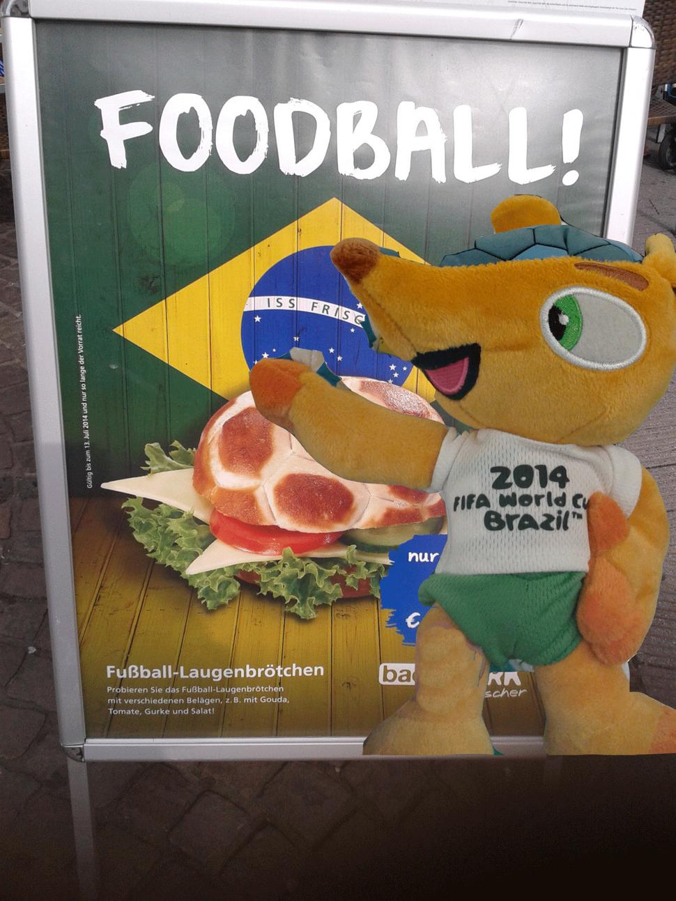 Futbal preniká všade, maskot MS pozýva na futbalové menu.