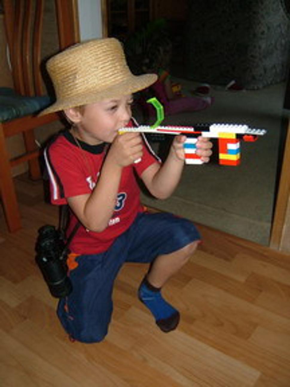 Bratranec Jurko v zápale boja. Pozor! Legovej puške sa nestavaj na odpor!