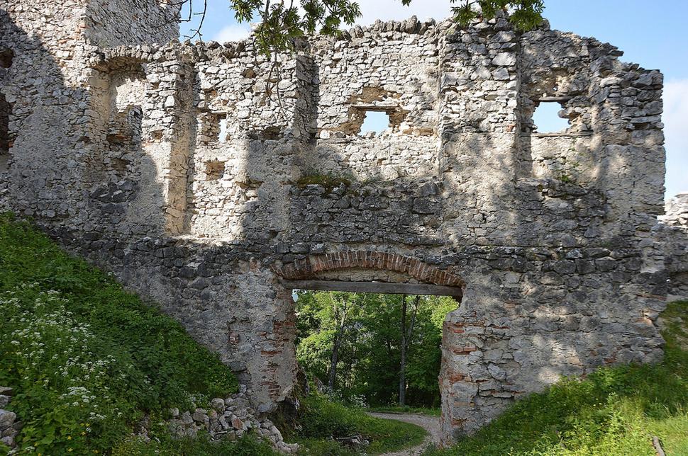 hradné múry Tematínu