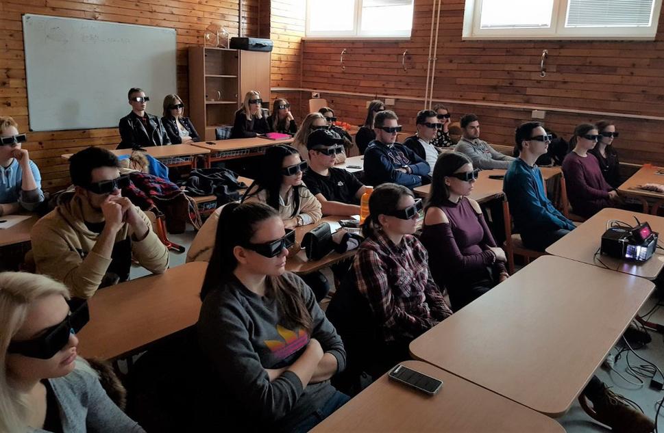 študenti skúšajú výučbu za pomoci 3D technológie (zdroj: Moving Medical Media archív)