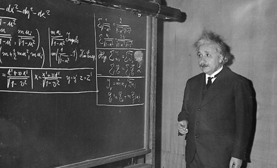 Albert Einstein vysvetľuje teóriu relativity