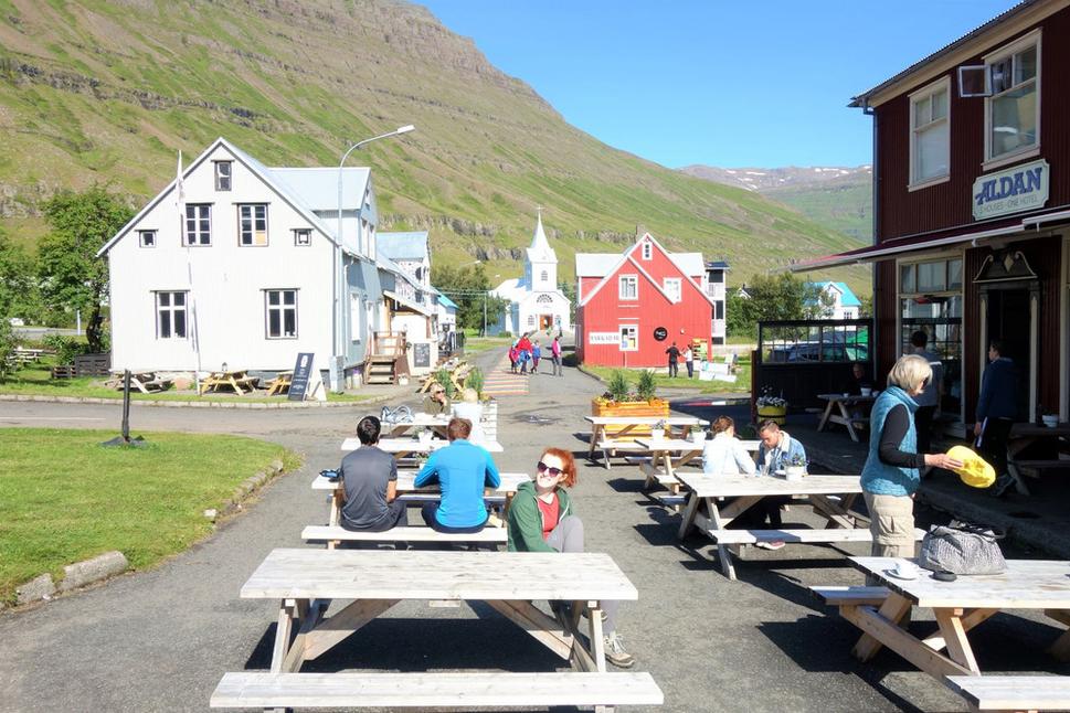 Posedenie na kvaiarenskej terase na Islande je nezabudnuteľný jav. Nedeje sa totiž skoro nikdy. Väčšinu času je totiž proste zima :-) Toto posedenie bolo ale dokonalé!