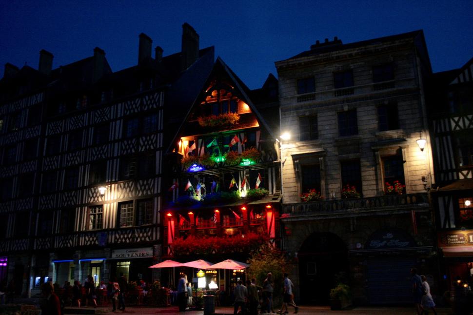 Večerné námestie Place du Vieux Marché.